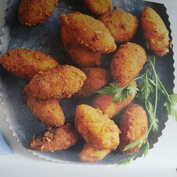 Martha Stewart's Appetizers Cocktail Cookbook 2015 First Edition Hardback - Picture 3 of 14